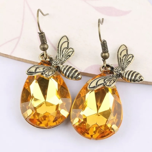Jewelry - Crystal honey 🍯 bee 🐝 earrings